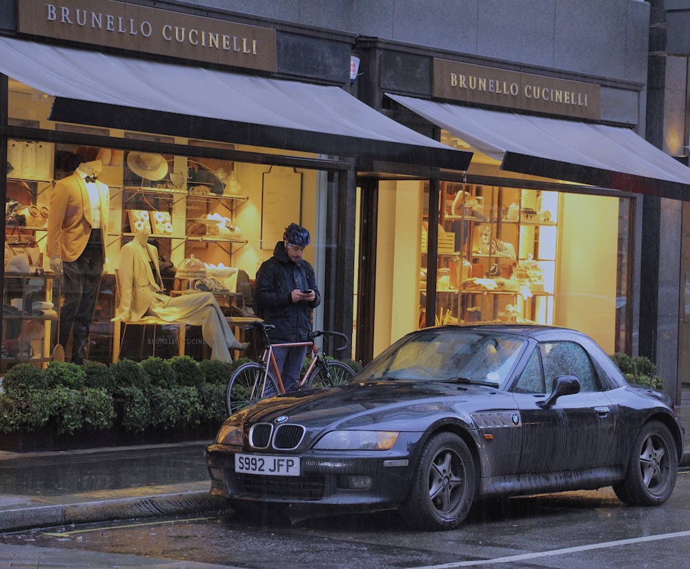BMW Z coupé nera parcheggiata davanti alla boutique