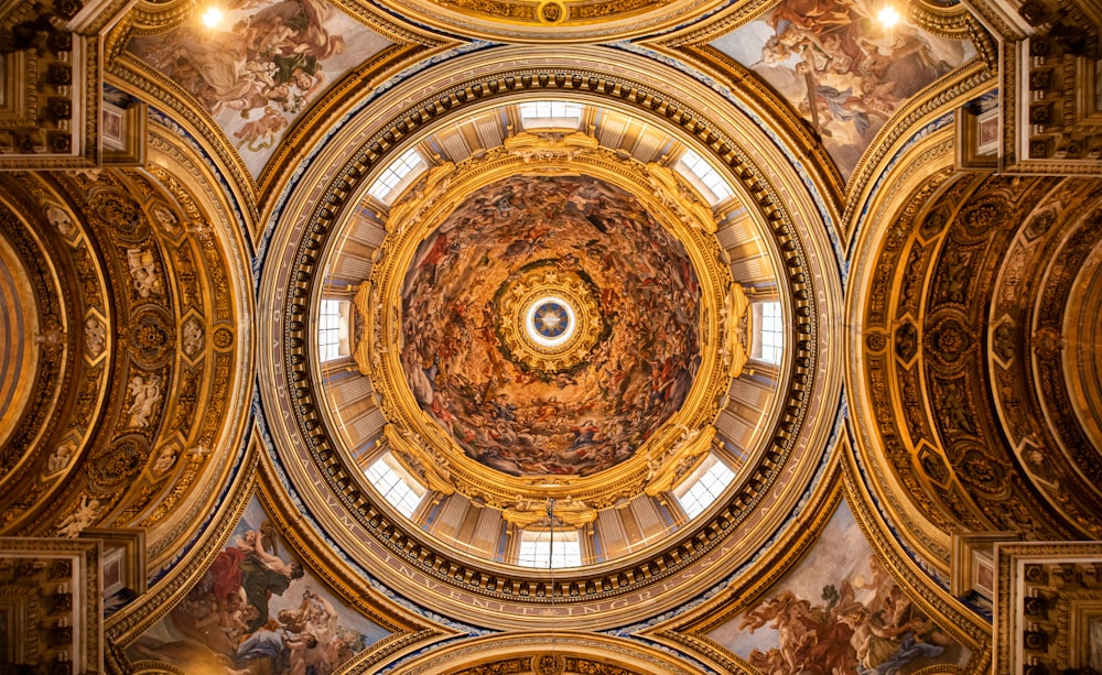 Fotografía de ángulo bajo de la cúpula del edificio