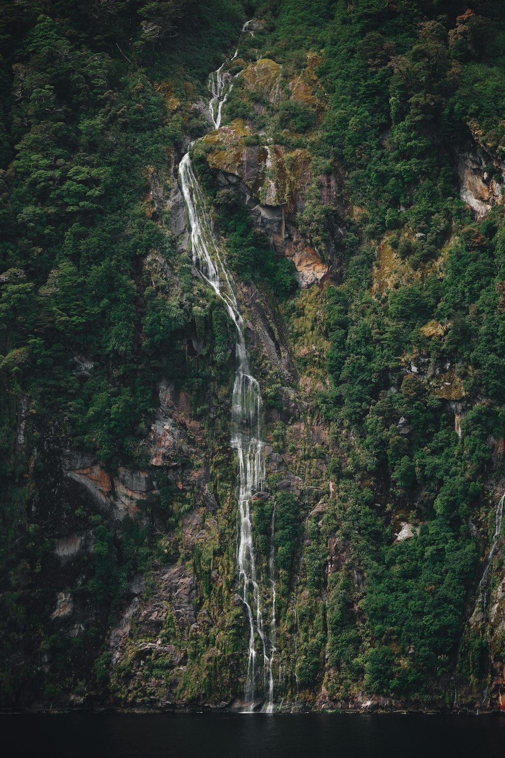 Despejar las cascadas de los acantilados durante el día