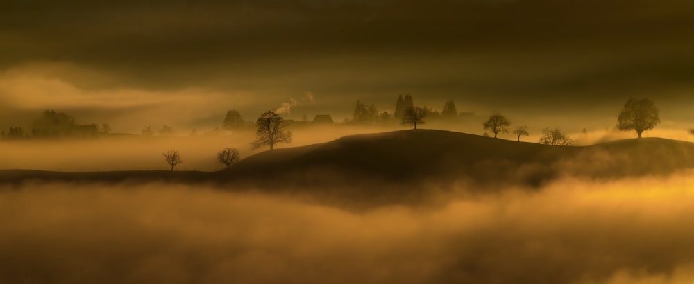 Schwarze Berge umgeben von Nebel