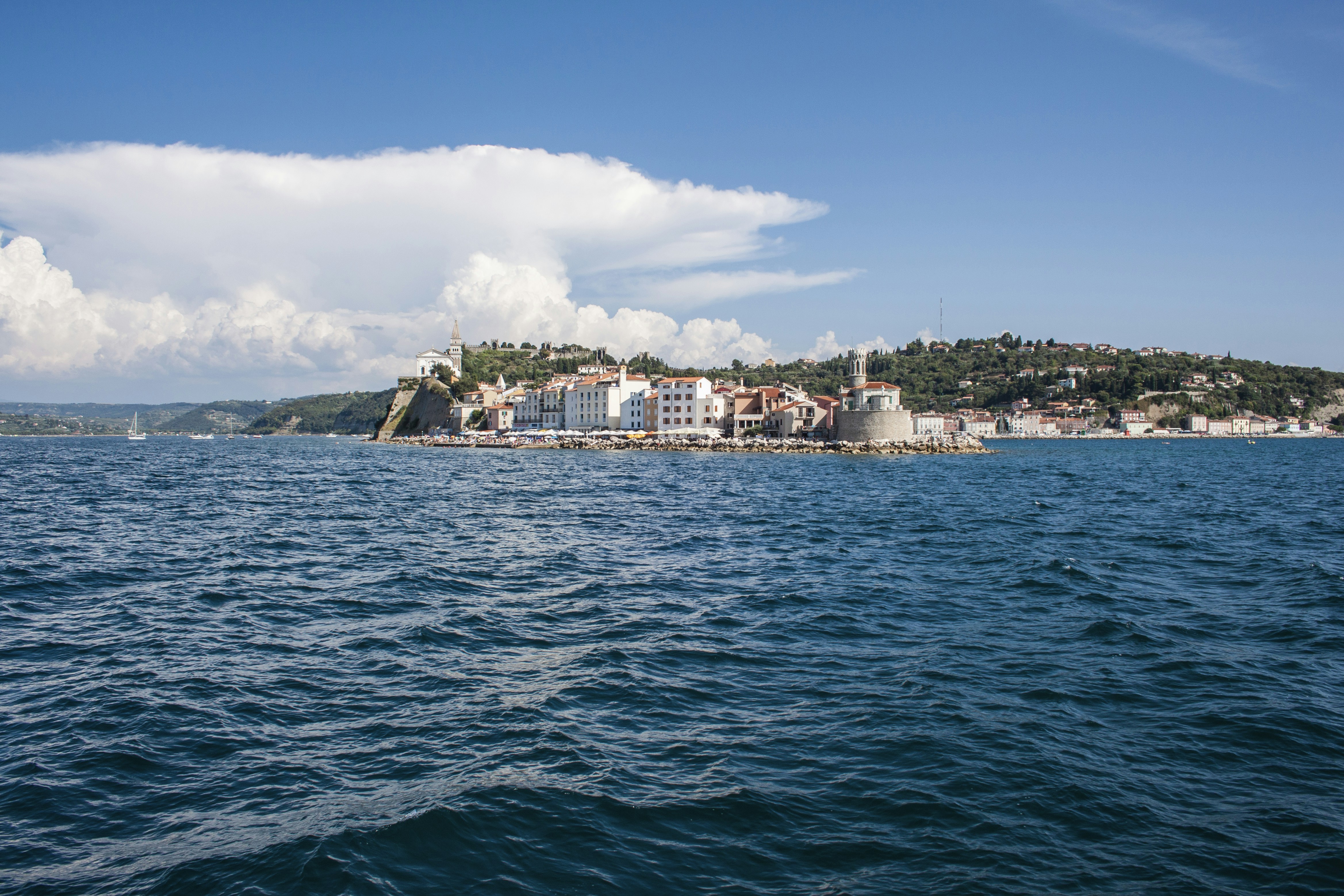 海の近くの建物の写真 Unsplashの無料写真