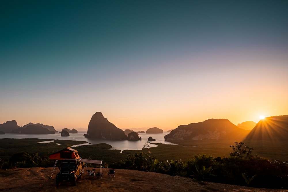 Remolque de RV en la montaña cerca de la isla durante el amanecer