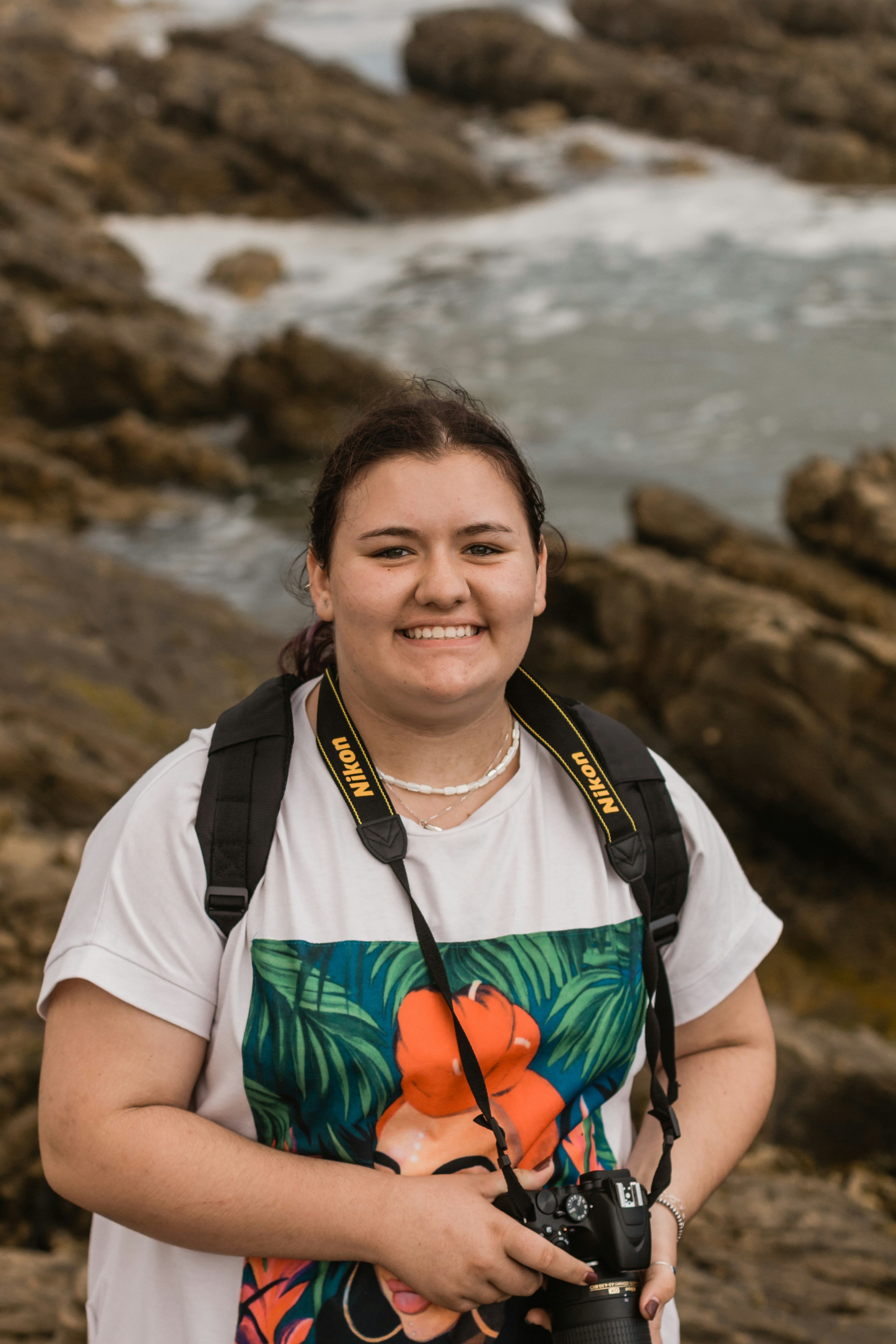 カメラを構える笑顔の女性の写真 Unsplashで見つけるstruisbaaiの無料写真