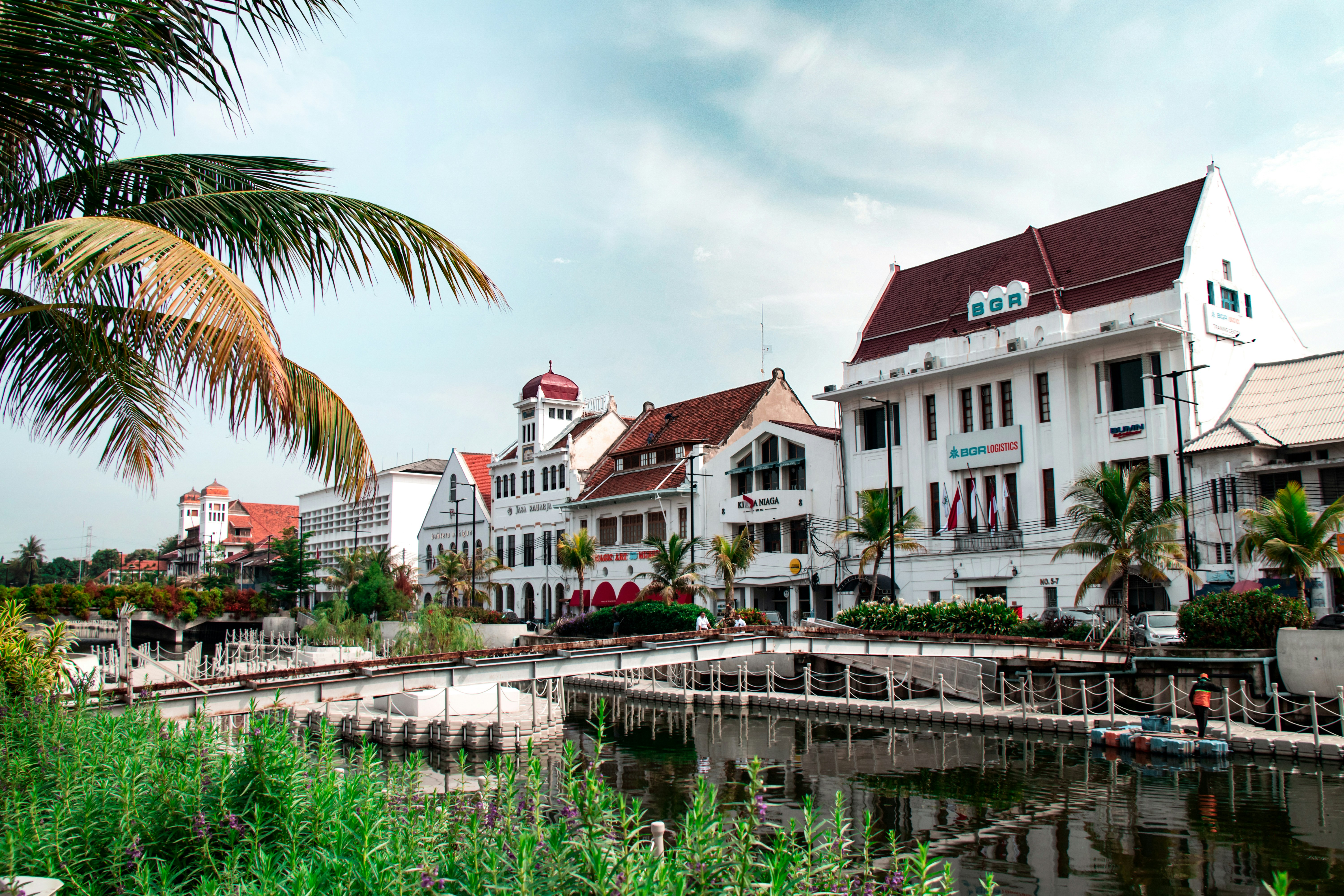 rumah beton putih dekat sungai