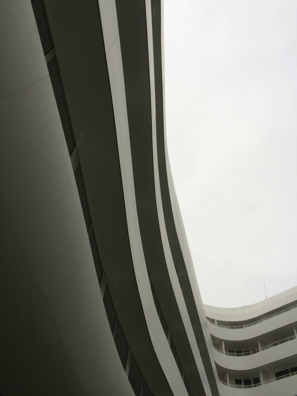 昼間の白いコンクリートの建物のローアングル撮影