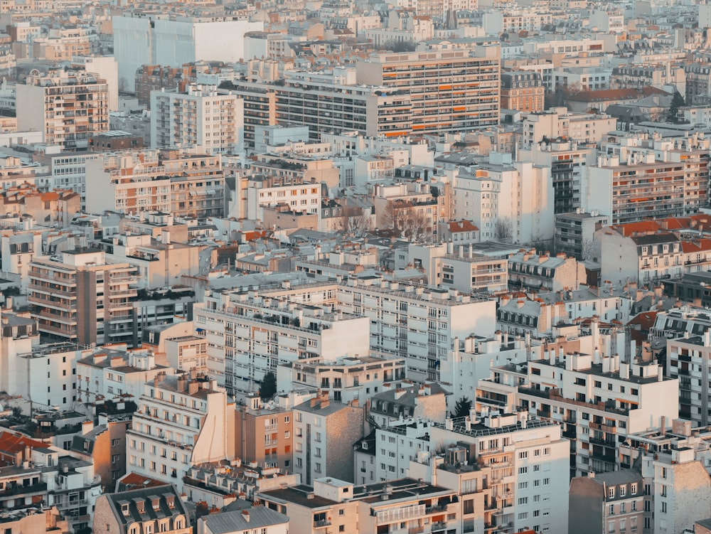 Photographie aérienne des bâtiments de la ville pendant la journée