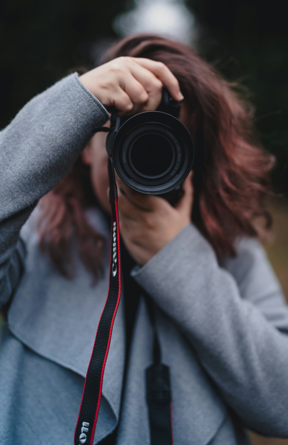 femme utilisant un appareil photo reflex numérique