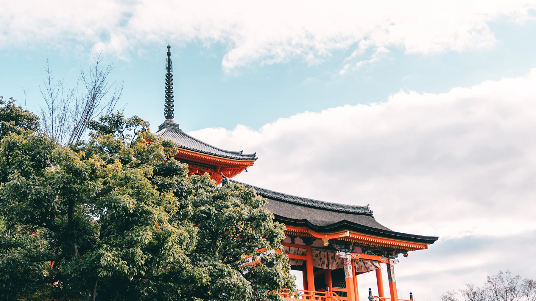 Rote Pagode des Kiyomizu-dera Tempels vor blauem Himmel