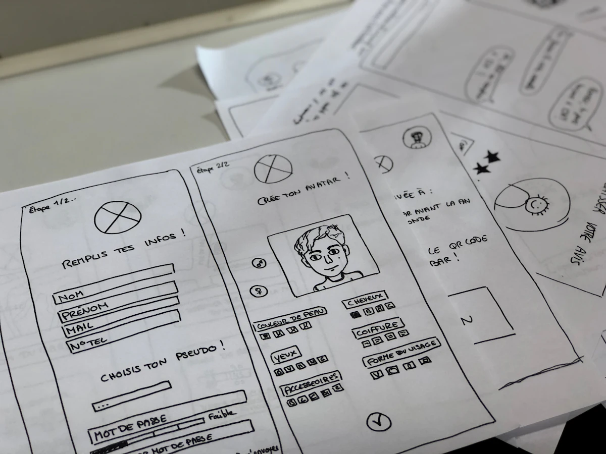 Sketsa wireframe layar pembuatan karakter MMORPG di atas kertas dengan menu pilihan customisasi avatar lengkap di meja kerja