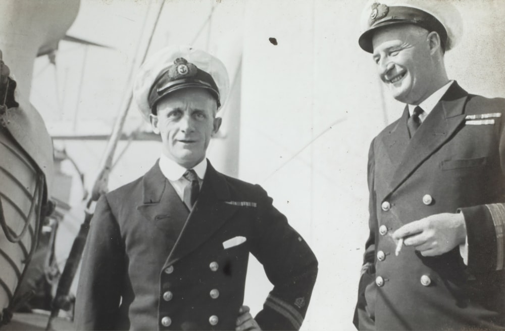 due uomini che indossano l'uniforme
