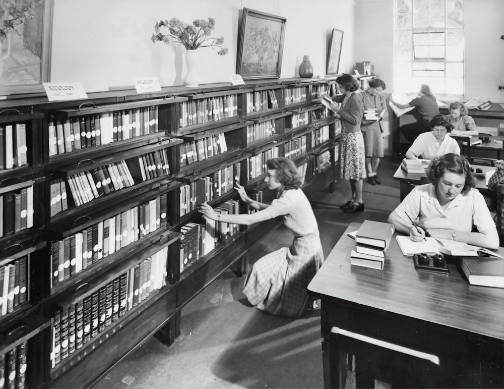 foto vintage de mulheres dentro da biblioteca