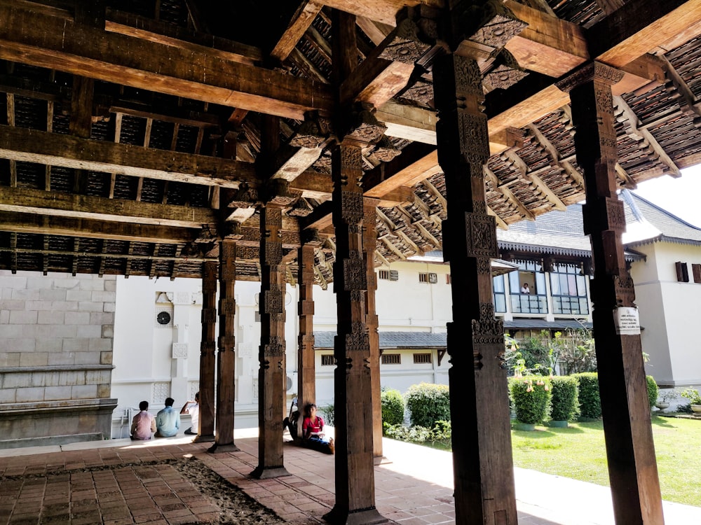 personnes assises sous un hangar en bois brun