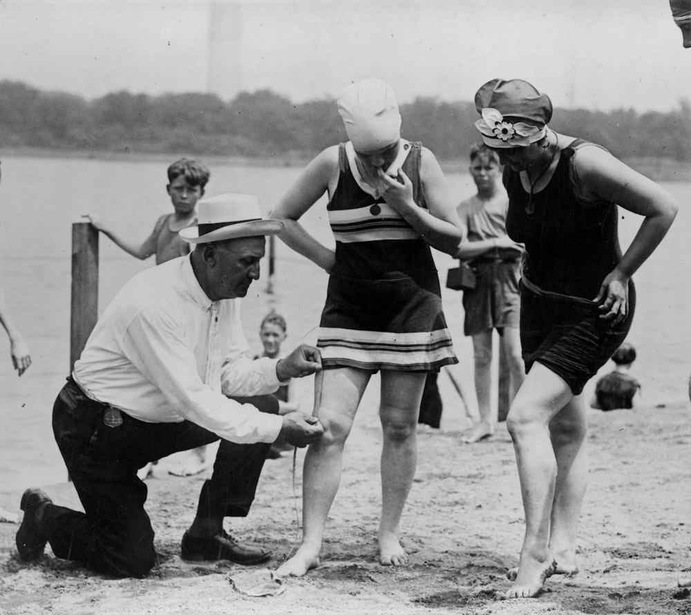 Le colonel Sherrell, surintendant des bâtiments publics et des terrains mesurant les maillots de bain 