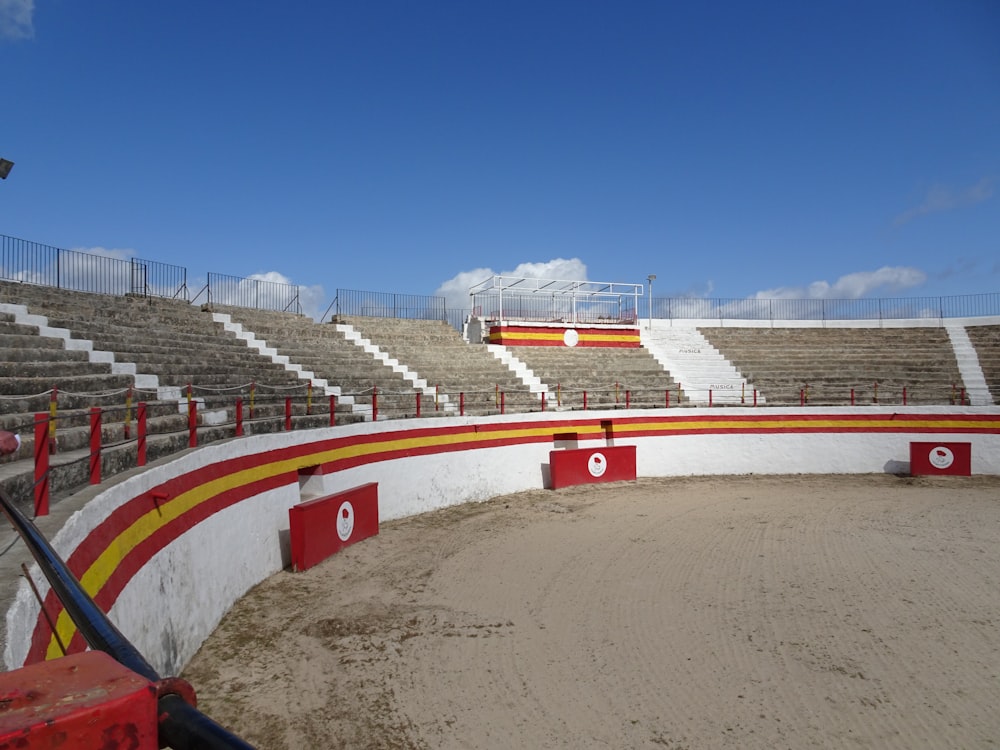 Estadio deportivo blanco, rojo y amarillo