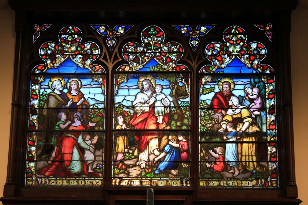 ein Buntglasfenster, das die Geburt Jesu darstellt