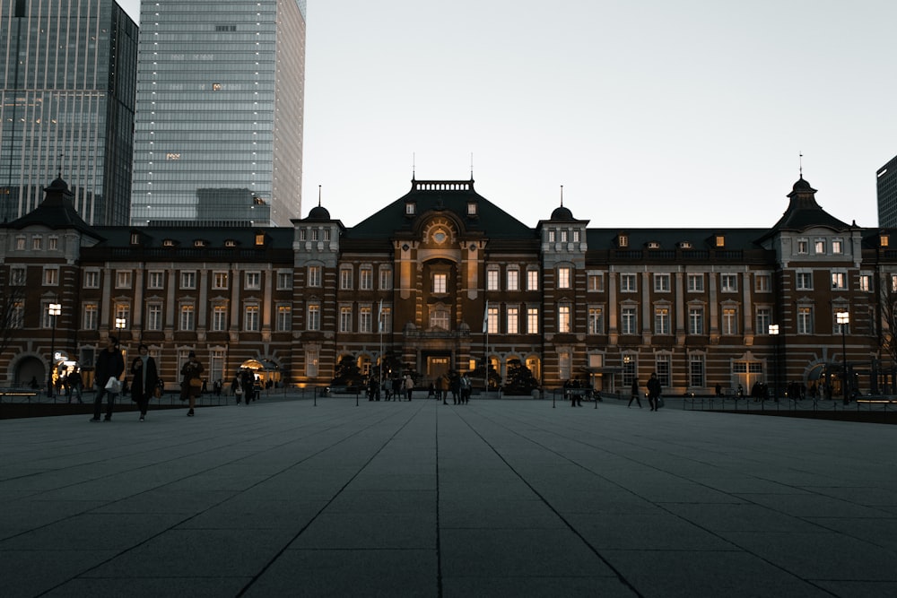 昼間の茶色の建物の写真