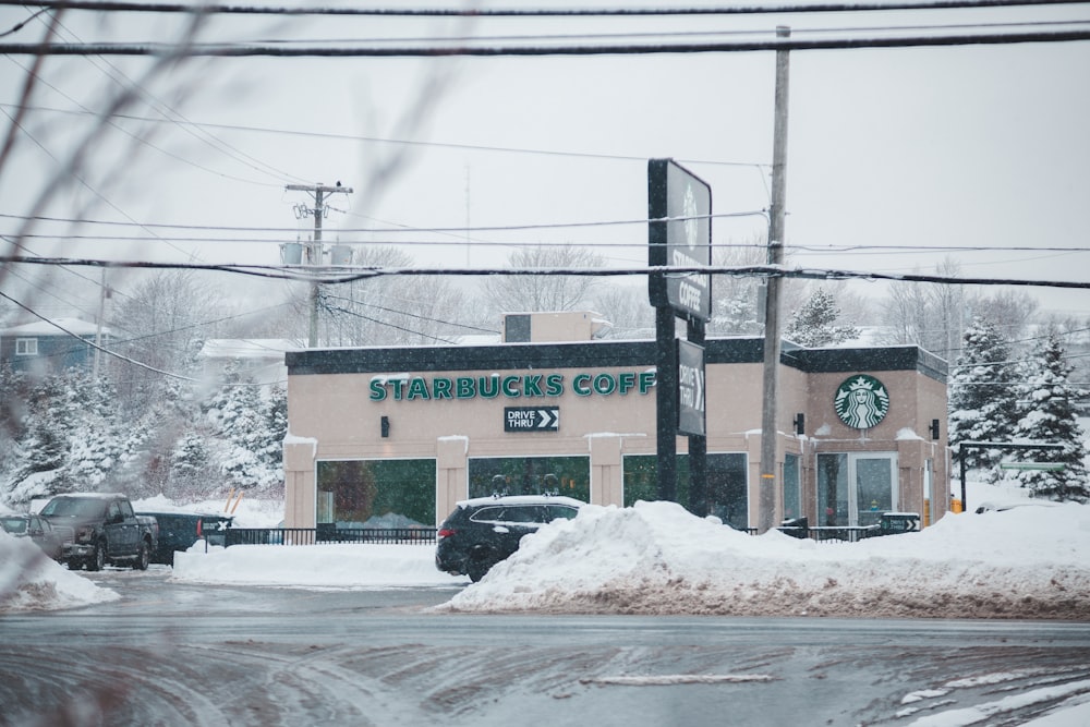 Edifício Starbucks Coffee ao lado da estrada