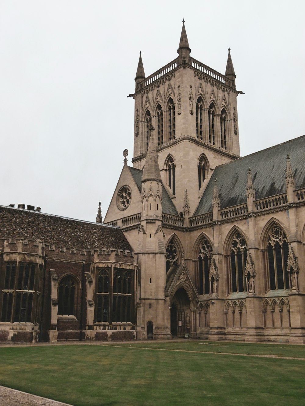 Fotografie der weißen und grauen Kirche während des Tages