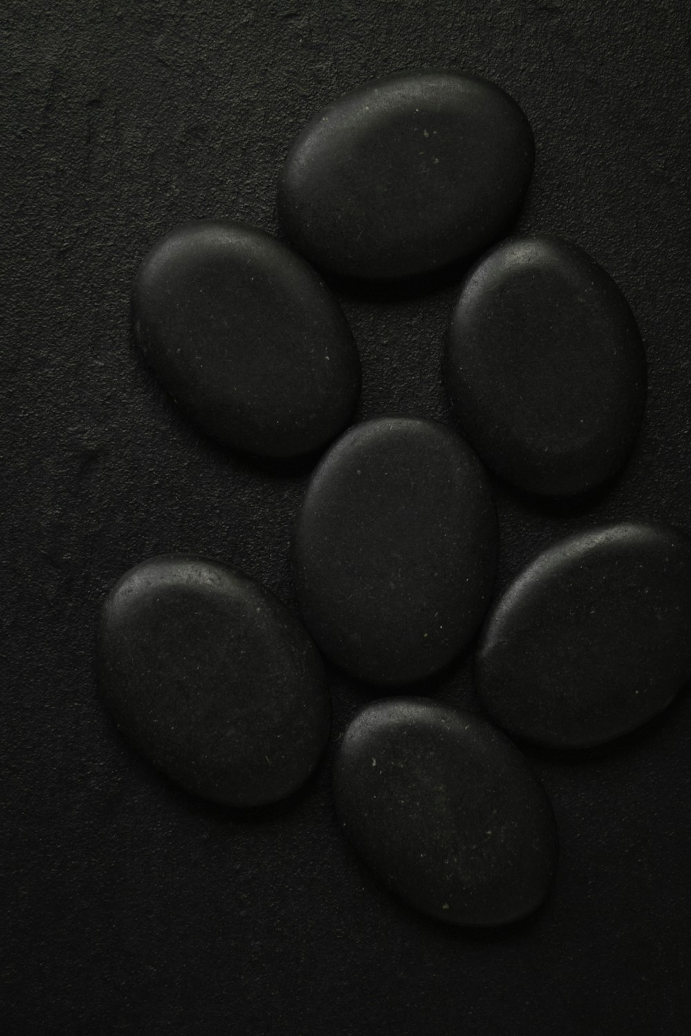 Sieben schwarze Kieselsteine