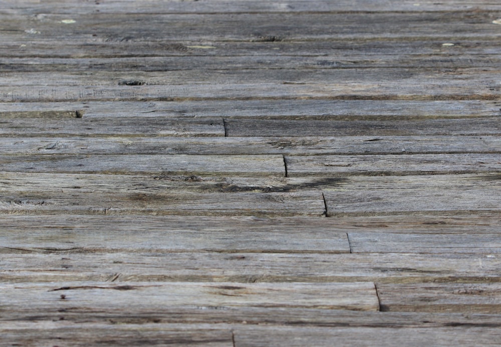 Planche en bois marron avec ligne noire