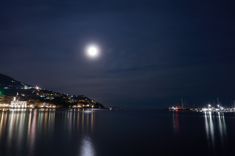 Photographie de la chaîne de montagnes pendant la nuit