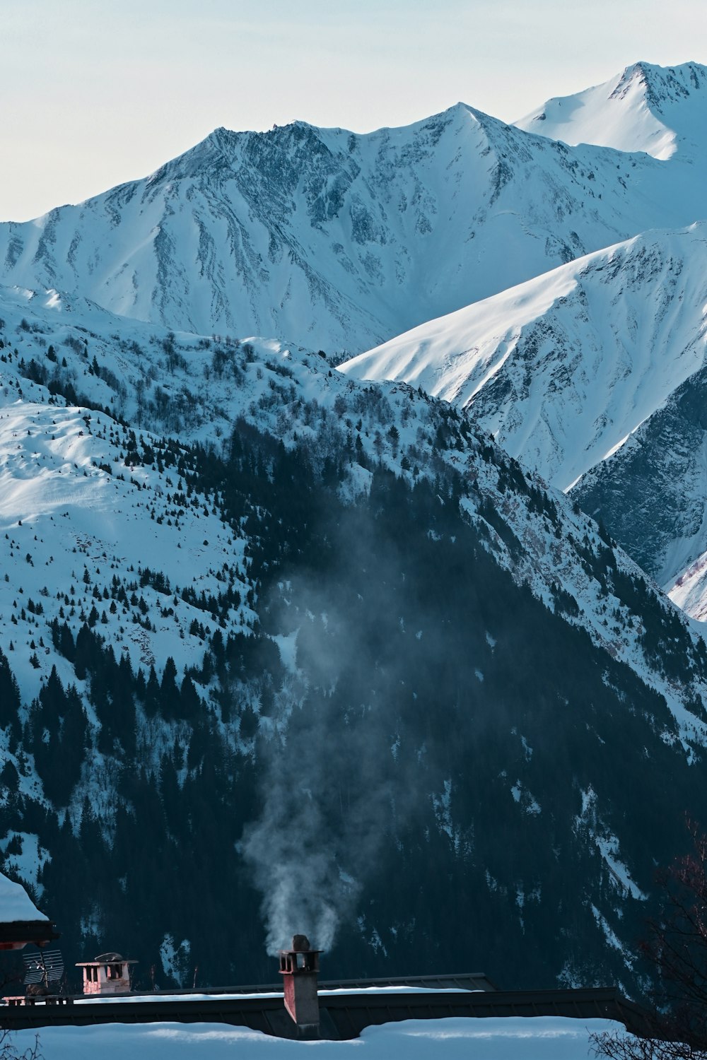 montañas cubiertas de nieve