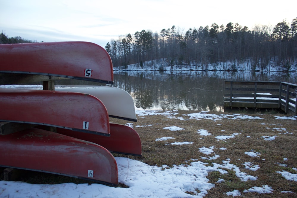 Kayak rouge et blanc sur le lac pendant la journée