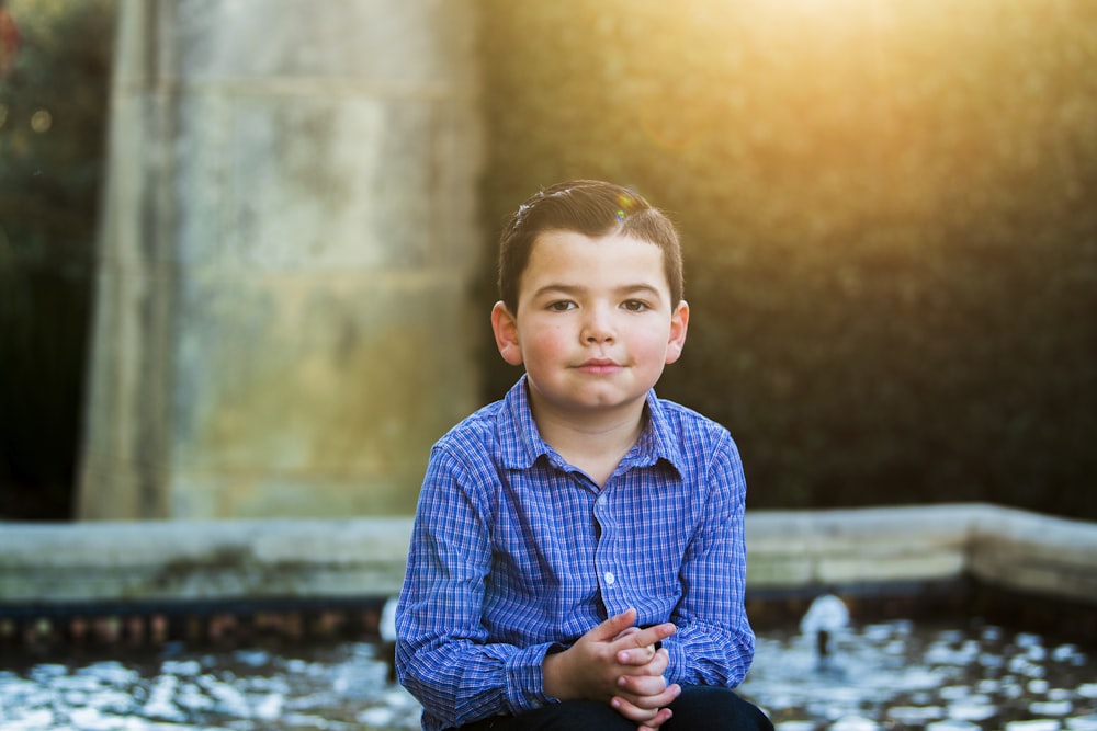 menino vestindo camisa social azul