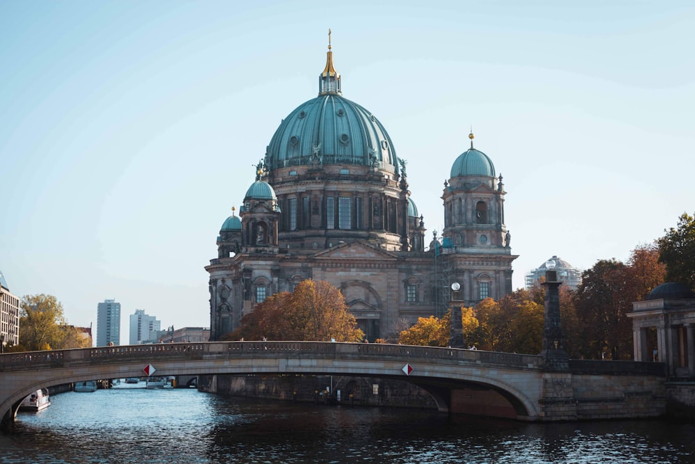 Cattedrale di Berlino sotto il cielo blu e bianco