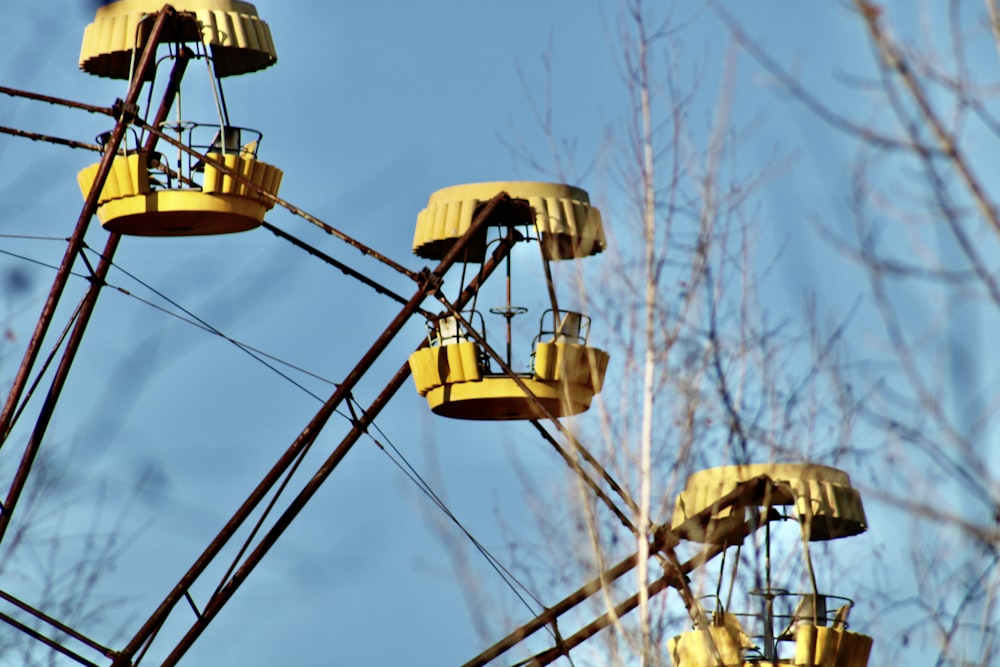 yellow ferris wheel during daytime