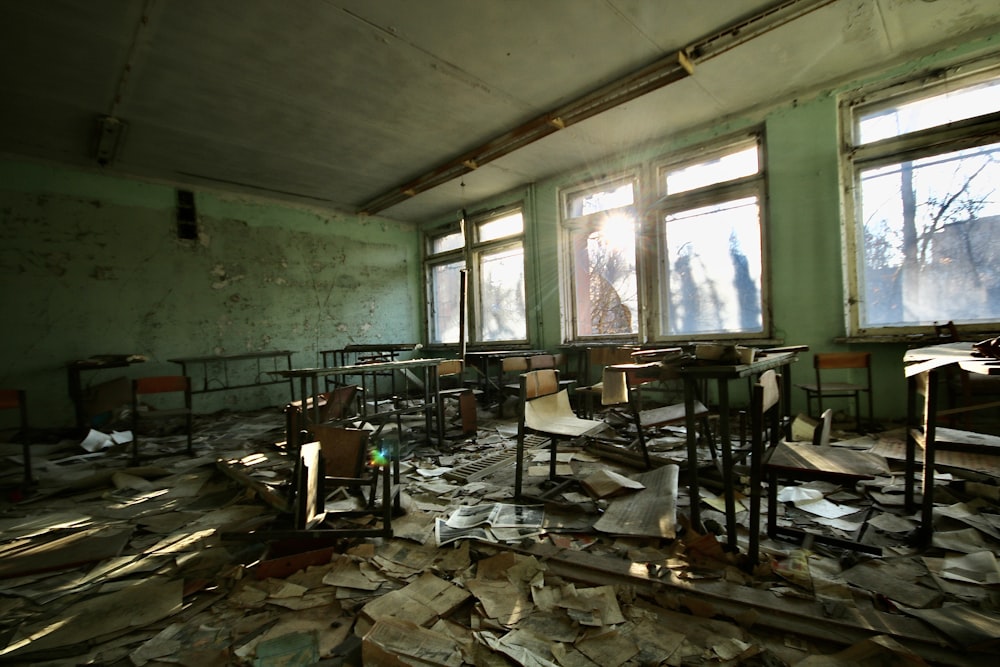 école abandonnée avec bureau et chaises