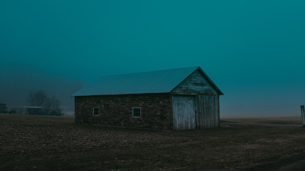 maison en briques au champ par temps de brouillard