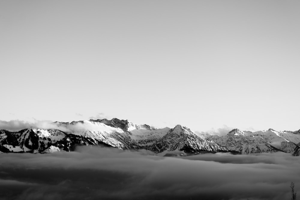 Fotografía en escala de grises de la cumbre de la montaña