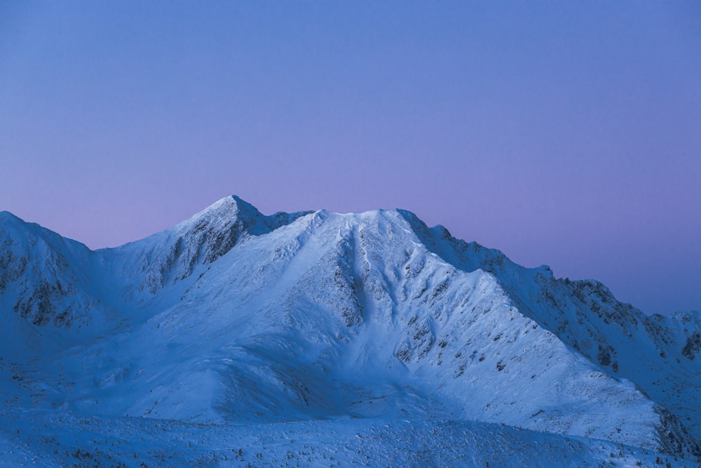 fotografia de olho de pássaros da montanha coberta de neve