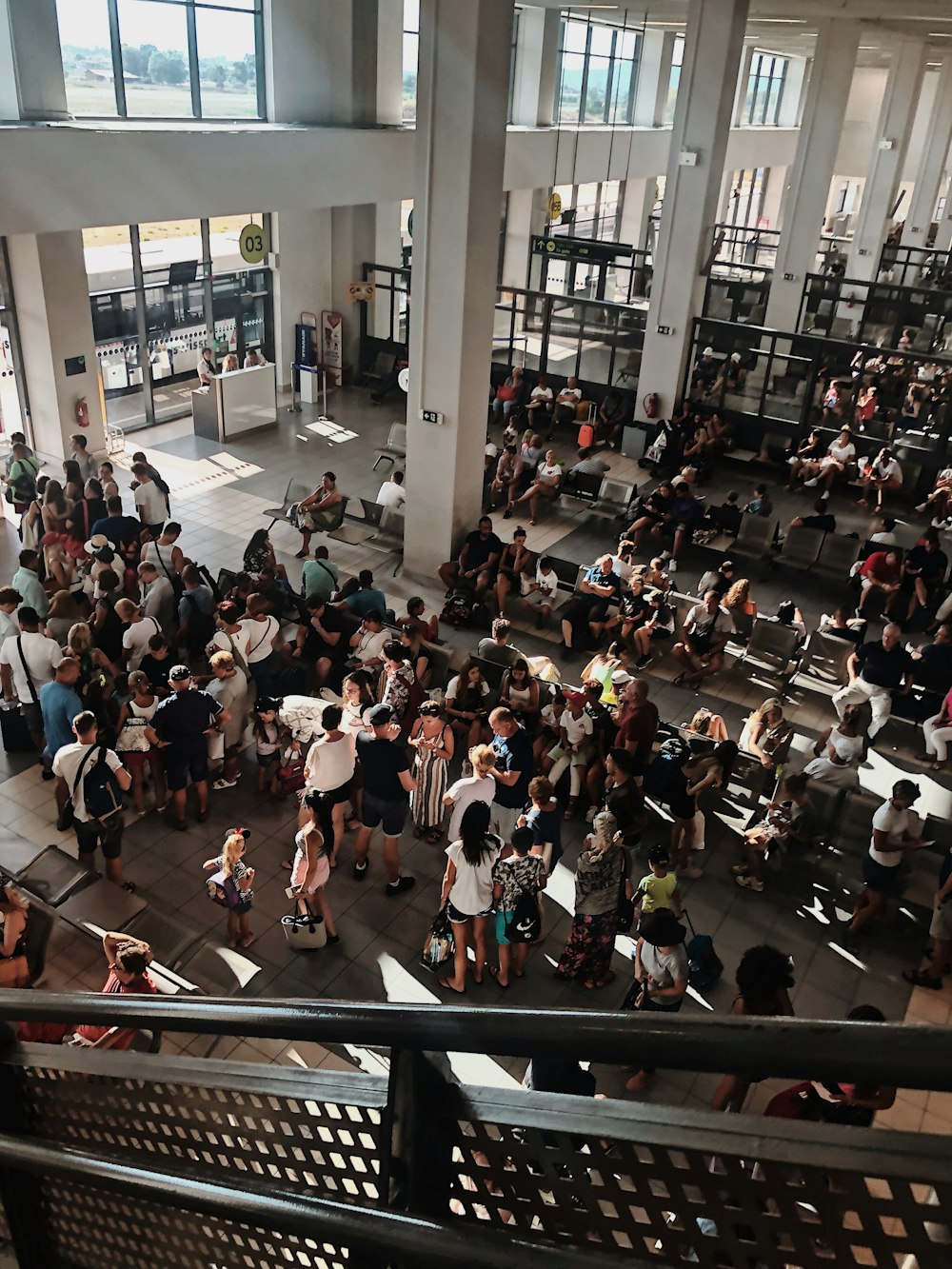 folla di persone all'interno dell'edificio