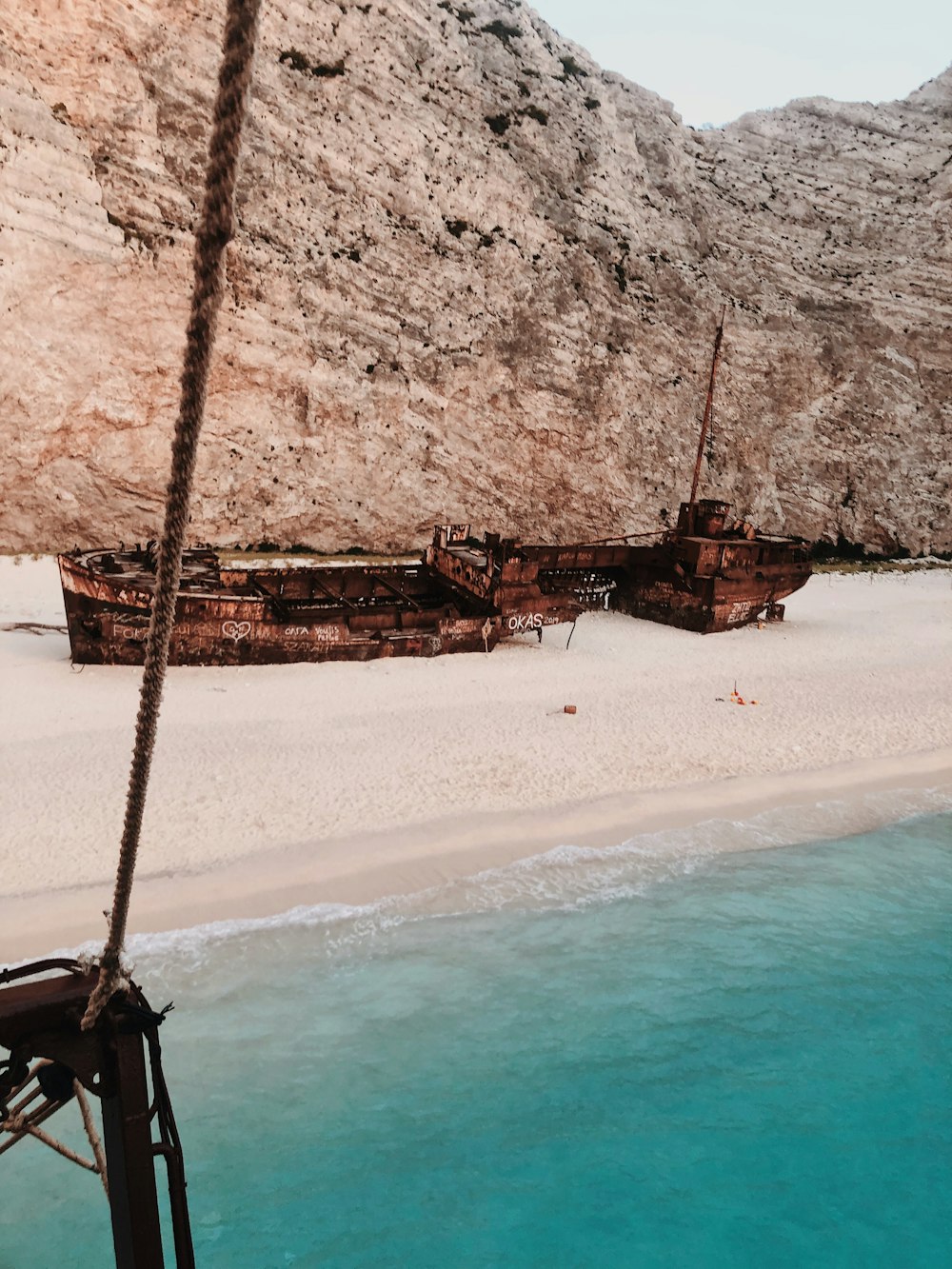 spiaggia rocciosa marrone