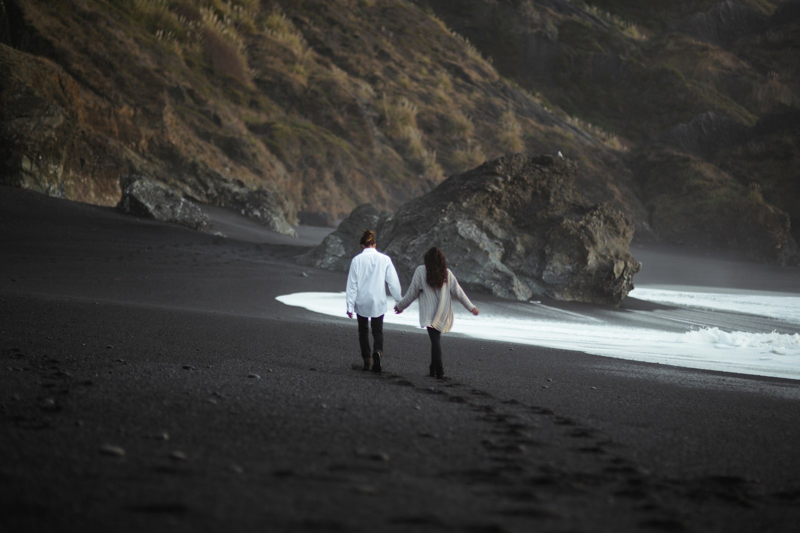 Canon EOS 5D Mark III + Sigma 85mm F1.4 EX DG HSM sample photo. Man and woman holdings photography