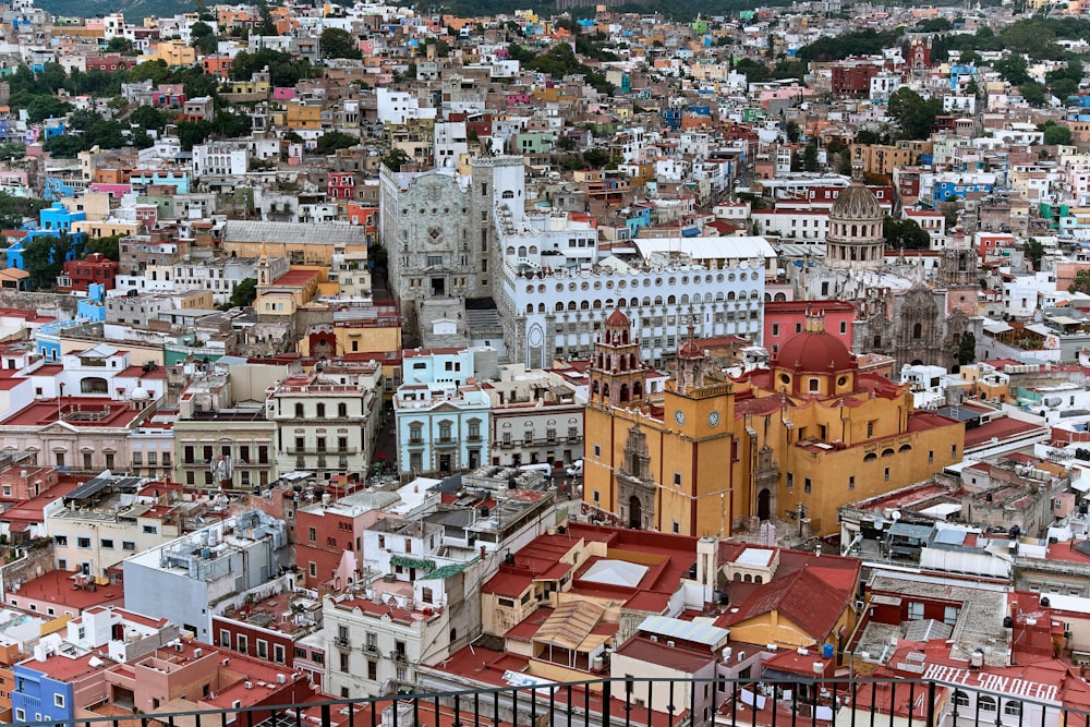 昼間のメキシコ・グアナファト市の航空写真