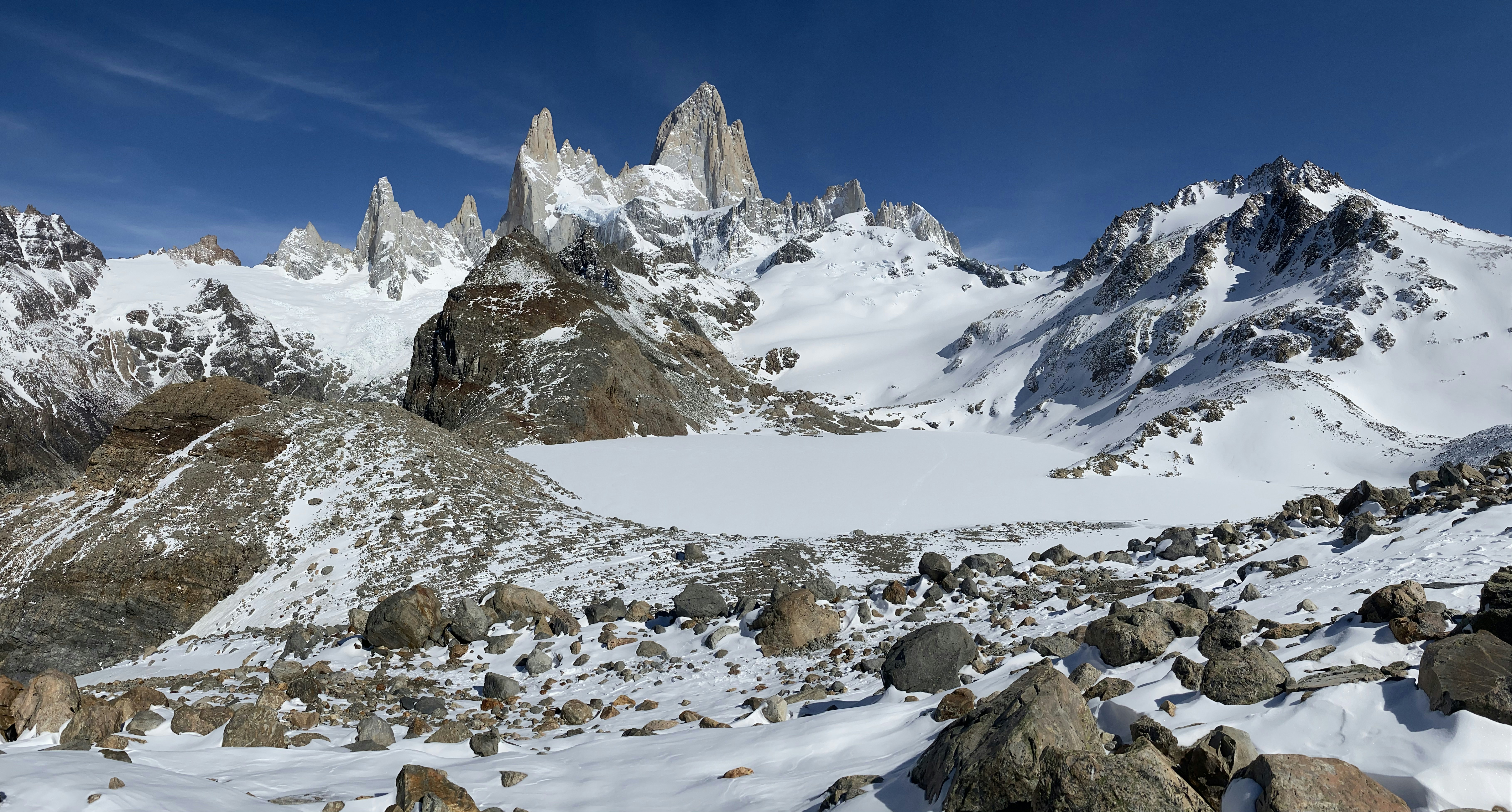 Laguna de los tres completely frozen.