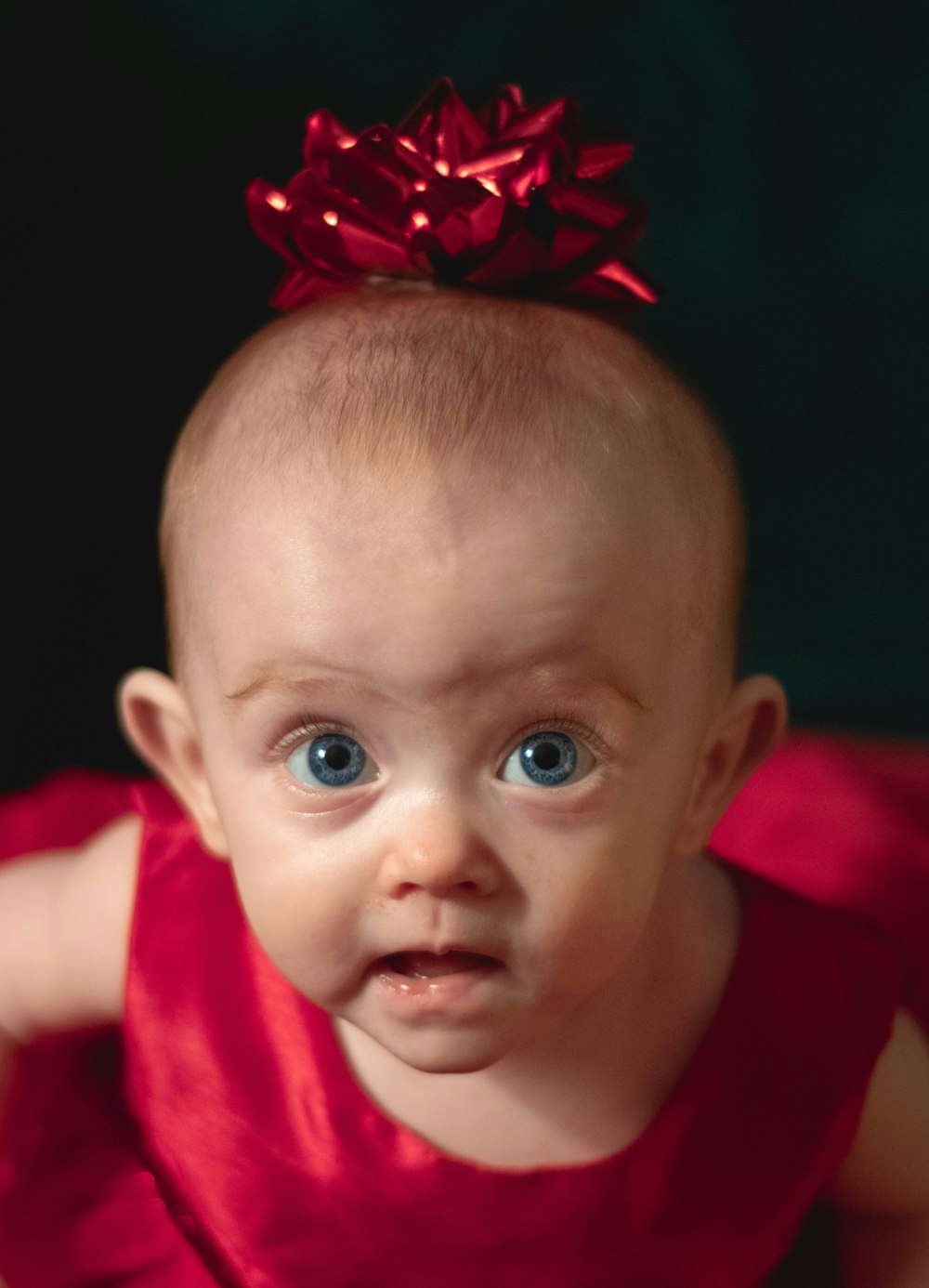 fotografía de enfoque selectivo de chica con vestido rojo mirando hacia arriba