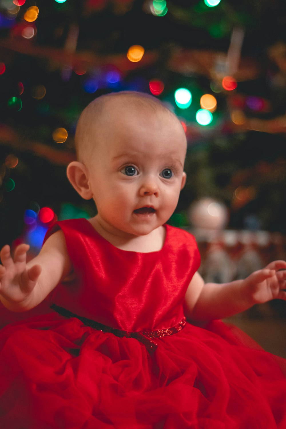 Foto de niño con vestido de satén rojo junto al árbol de Navidad – Imagen  gratuita Rojo en Unsplash