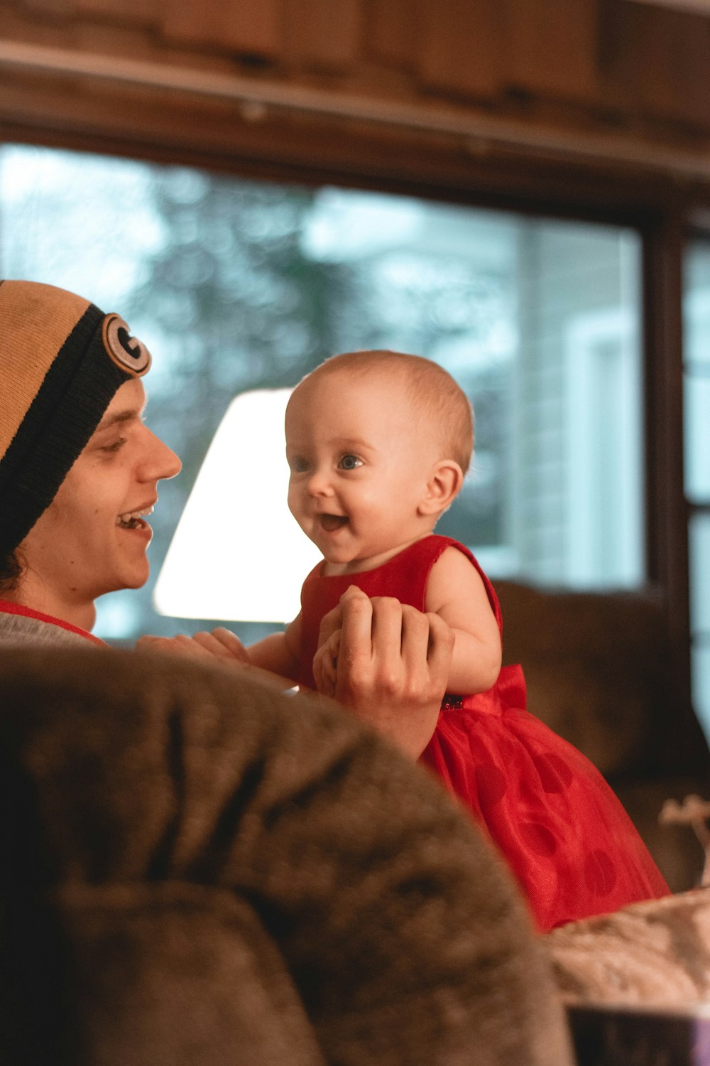 femme souriante tenant un enfant souriant