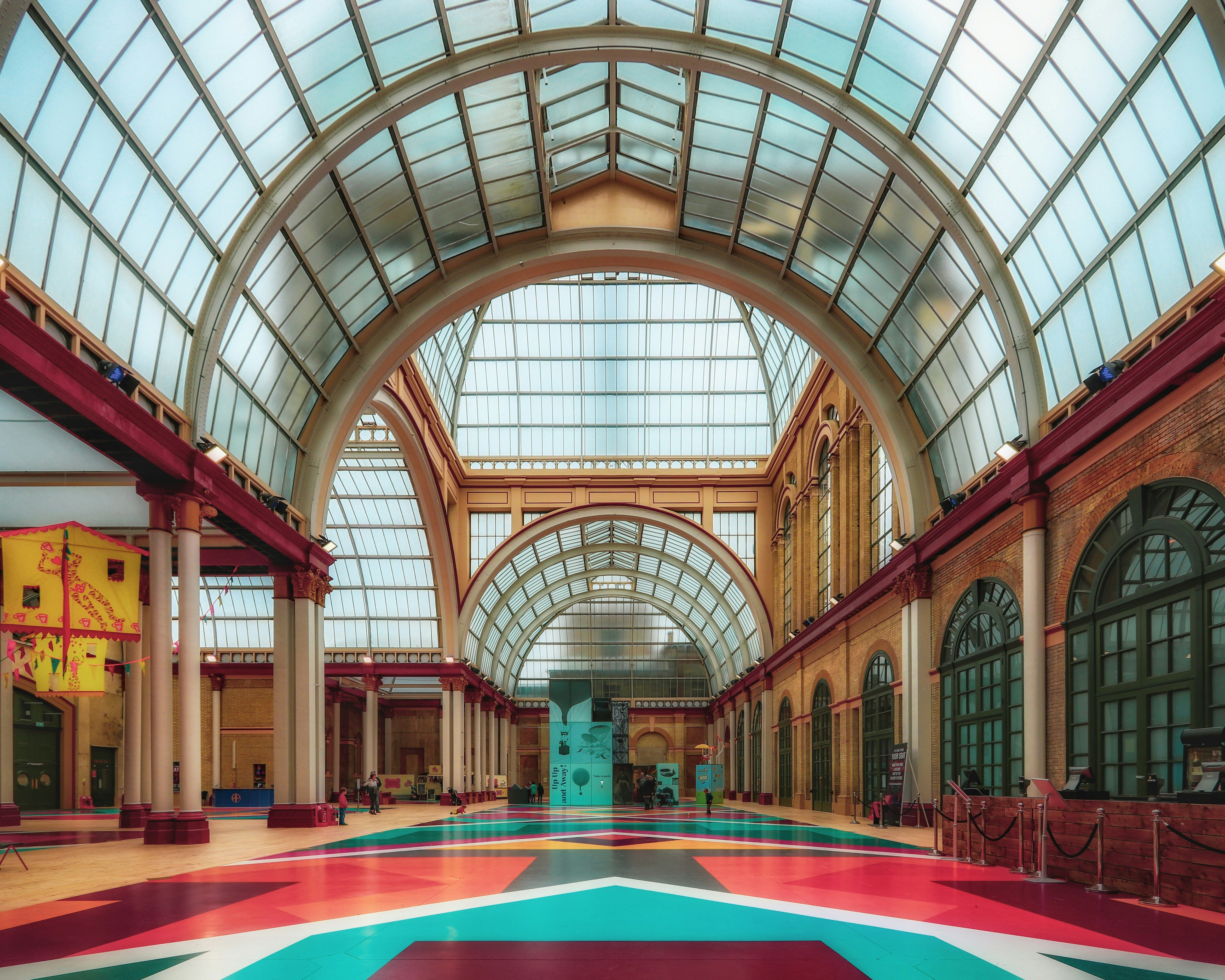 Interior de un edificio comercial multicolor