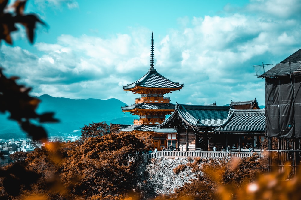 Gente cerca de la pagoda bajo el cielo blanco y azul