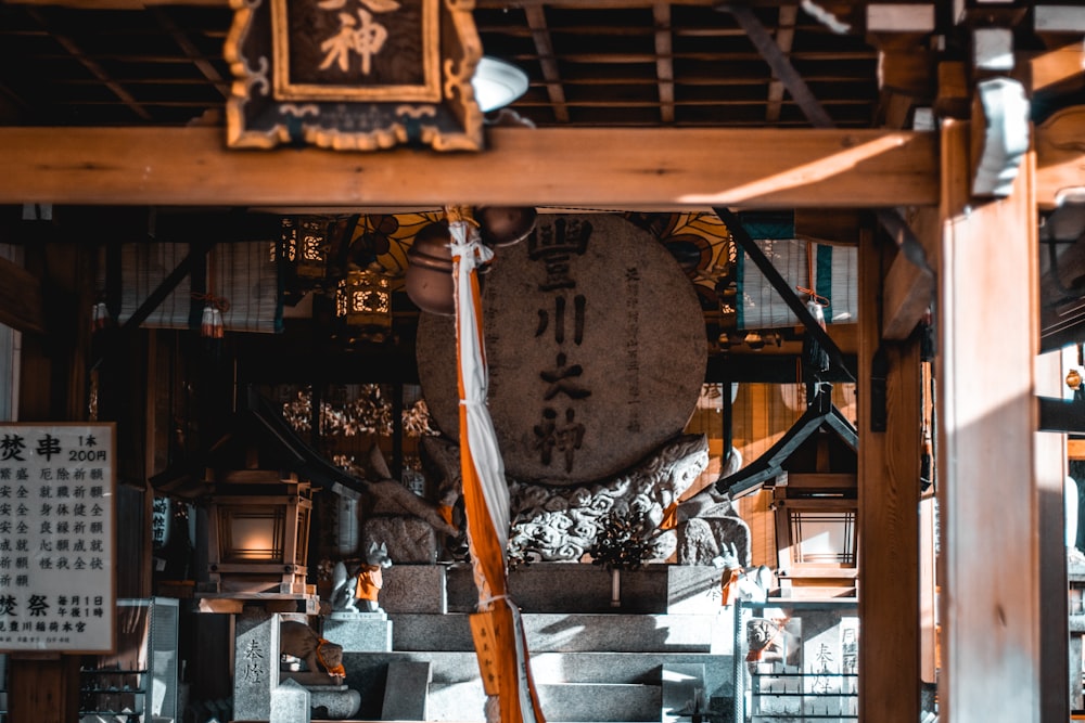 gray concrete Kanji sign