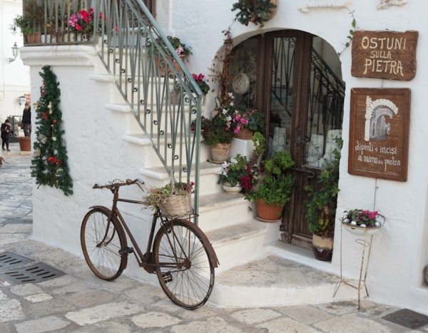 Ruelle d'Ostuni avec vélo et plantes