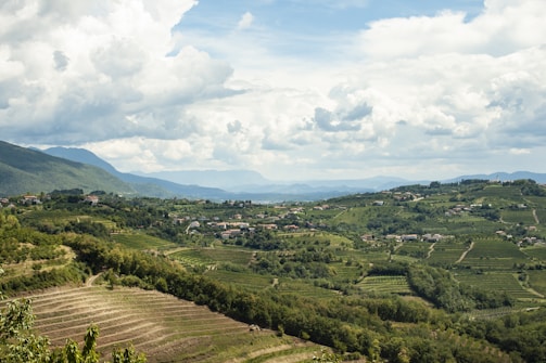 A panoramic view of affordable plots nestled in the lush green hills of Nariño, Colombia.