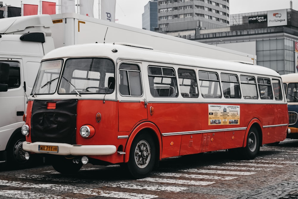 fotografia de van vermelha e branca