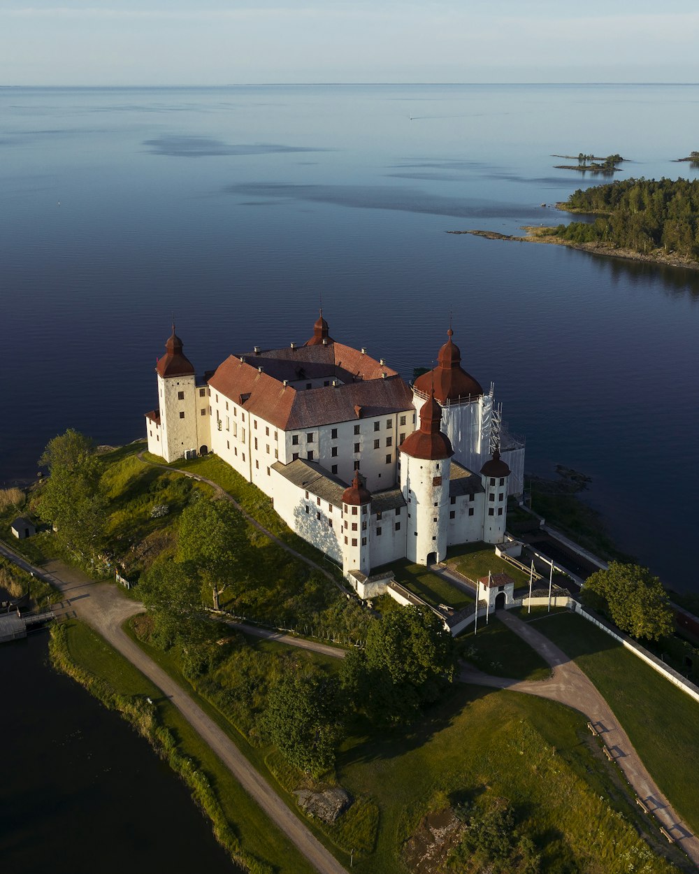 uma vista aérea de um castelo em uma pequena ilha