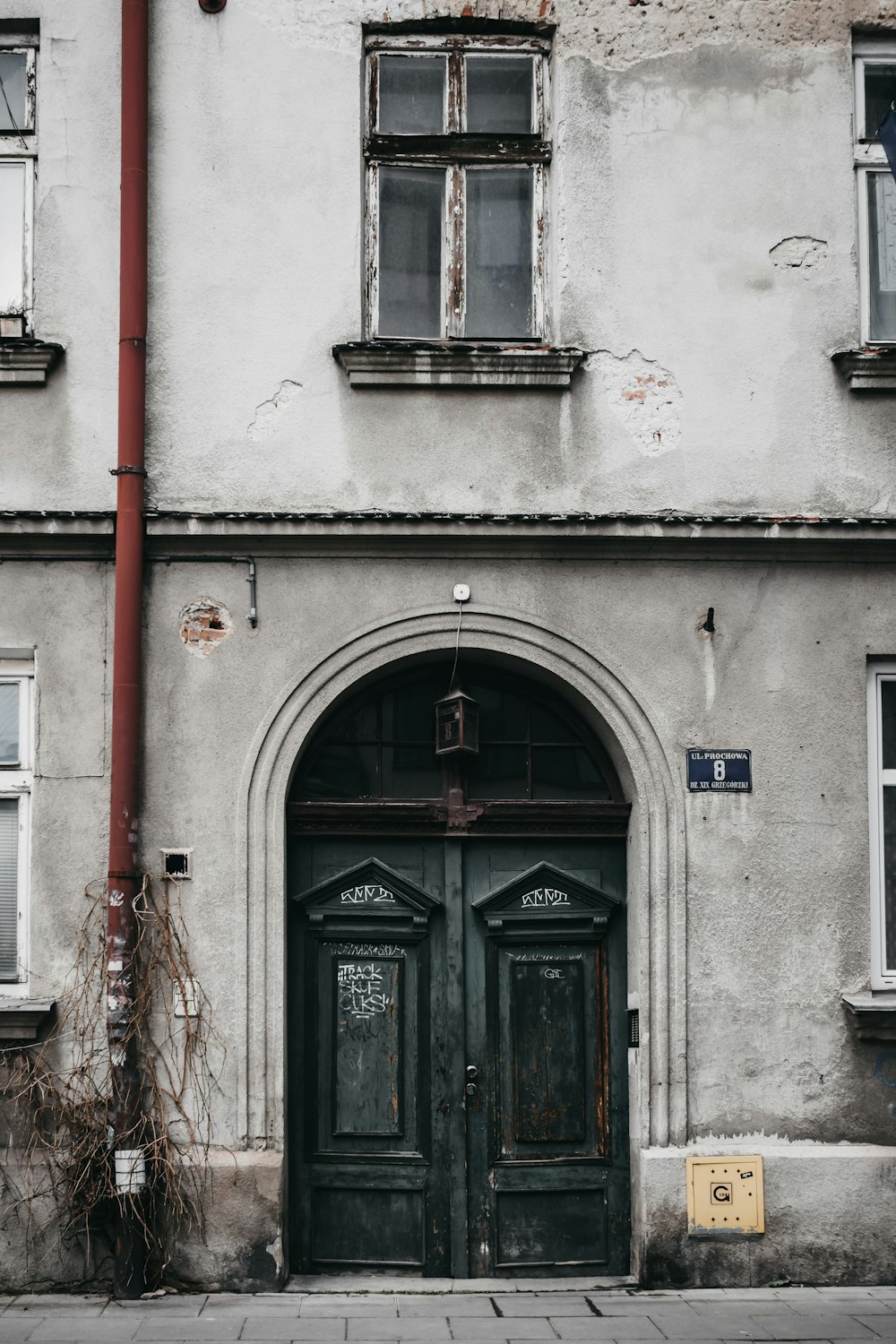 grey concrete building